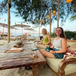 Paula and Klara at the dinner table of the "La Cala Beach Club"