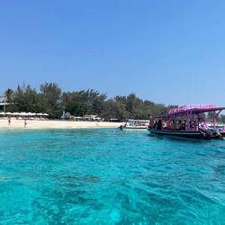 The white sandy beaches and the crystal clear turquoise and blue water of Gili T.