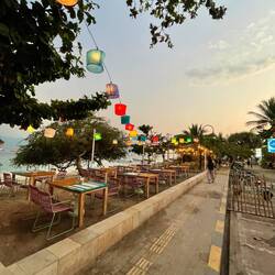 The relaxed atmosphere during dusk at the beachfront of Gili T.