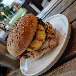 Se doucher ou manger comme un gros sale? La question est vite répondue! Avec de l'ananas svp! 🤭