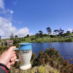 Free Mug, hand for scale. Avant de faire des commentaires désobligeants, oui il était donné celui-là