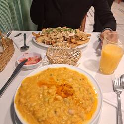 Porotos Grenados: chilen. Suppe mit Bohnen, Mais & Kürbis + Chorrillana:Pommes mit Ei+Gemüse/Fleisch