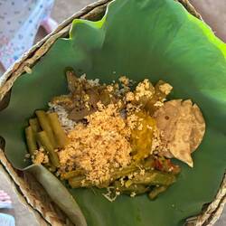 Man isst mit den Fingern. 🤪