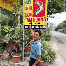 Mr Long total gelöst vor seinem Schild