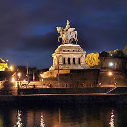 Blick aufs Deutsche Eck bei Nacht