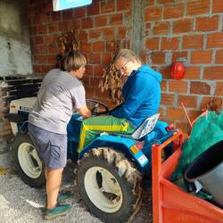 Traktor-Instruktion durch Silvia. Höchste Konzentration!🤣