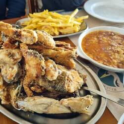Fritierter Fisch, arroz e feijão, batata fritas ... mmmh!