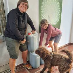 Stolze Olivenbäuerinnen! Knapp 1 t Oliven ergaben 147 l Olivenöl! Parabéns!