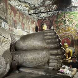 beim sterbenden Buddha sind nicht alle Zehen senkrecht auf einer Höhe