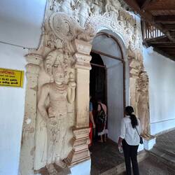 ein Eingang in eine der Höhlen / one of the cave entrances