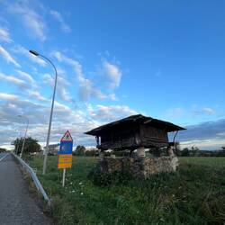 Einer der alten Vorratsspeicher. Hier gibts aber auch schon die galizischen Versionen