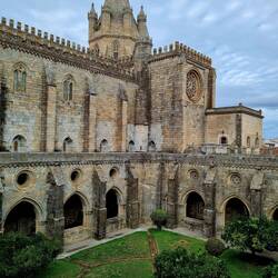 Kathedrale von Évora aus dem 13. Jh., ein wuchtiger gotischer Bau aus Granit!