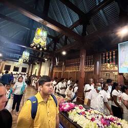 die weisse Schlange der Opfererbringer