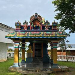 Am Fusse des Turms sind alle Religionen mit einem Bau vertreten