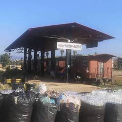 Die SammlerInnen warten geduldig im Schatten einer alten Bahnhaltestelle