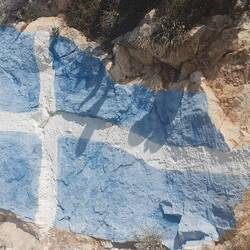 Griechischer Nationalismus auf Felsen und Häusern und Straßen und Bergen