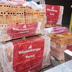 Die Miniziegel des Hausbaus aus AT