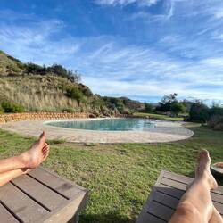 Abkühlung am Camp Pool