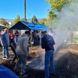 Das Essen wird aus den unterirdischen Kisten geholt