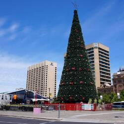 Hier wird tatsächlich grad der Weihnachtsmarkt aufgebaut... Hallo?? Es sind heute 25 Grad!