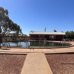 pool mit 42 grad warmem wasser. aussentemperatur 37 grad😊