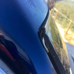 Eine gut fingerbreite "Dehnungsfuge" an der Windschutzscheibe