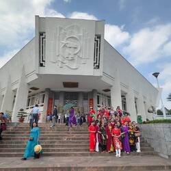 Vor dem Ho Chi Minh Museum