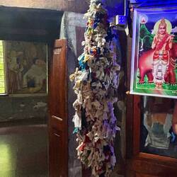 wenn ein Wunsch in Erfüllung geht, kommt man zurück und bindet ein Tuch hier fest