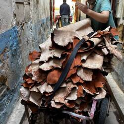 & mit Karren durch die engen Gassen.