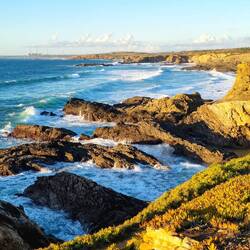 Im Norden die Raffinerien und Hafenanlage von Sines.