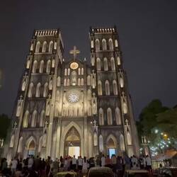 Die Kirche ist zur Sonntagsmesse gerammelt voll