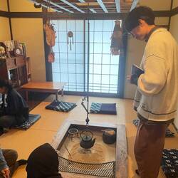 Unser Aufenthaltsraum: Tatami Raum mit Teekasten in der Mitte