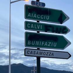 Die Korsen mögen wohl französisch nicht und lassen halt nur den korsischen Namen sichtbar