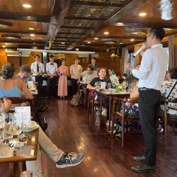 unser Spezialfreund stellt die Crew vor