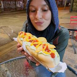 Ein Completo papaleto mit Kartoffelecken dazu