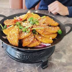 Mittagessen: Kartoffelpfanne, gegrillte Pilze, gegrilltes Brot und für Lukas gegrillter Knoblauch