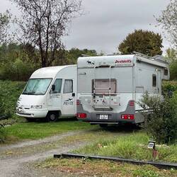 Musste so stehen, weil auf der Breitseite wo die Hecktüre ist mehr Wasser lag als Erde
