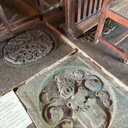 too many reliefs in the floor to have the seating straight