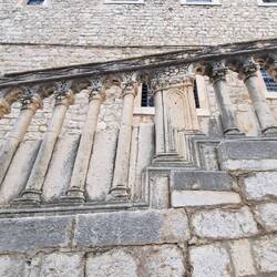 Ein Sichtschutz an der Treppe, damit man nicht "unter den Rock" lunschen kann
