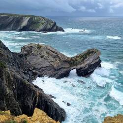 Skurille Felsformationen im Meer!