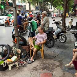 Er sitzt jeden Tag an dieser Ecke und pumpt und repariert Velos