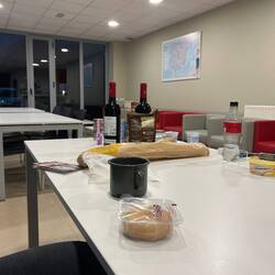 Zwei Ösis haben sich abends noch die flaschen geteitl. Ich könnt das nicht