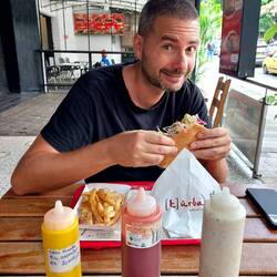 Hier finden wir tatsächtlich eine Dönerbude. Thomas ist im siebten Himmel 🥙🤤😍