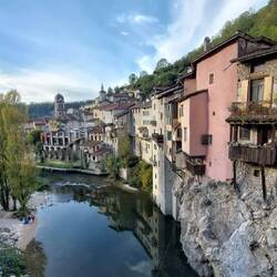 Landsbyen med de "hængende" huse