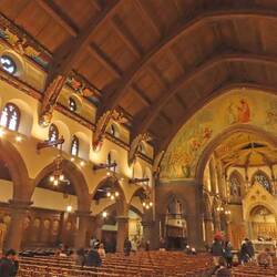 Der Innenraum überraschte uns mit seiner warmen Farbigkeit.