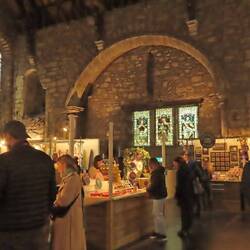 Drinnen haben kreative Jung-Unternehmer ihre Stände. Was für eine tolle Location!