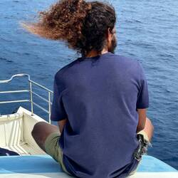 einer des Bootsleute mit diesen tollen Haaren