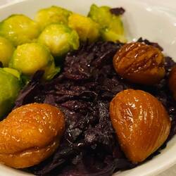 ...Rosenkohl, Rotkraut, glasierte Kastanien und...