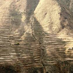 Terrassen in den steilen Berghängen zur landwirtschaftlichen Nutzung.