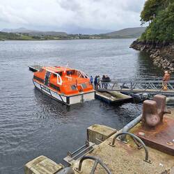 Ebbe - nur ein schmaler, steiler Steg führt zurück zum Tenderboot.